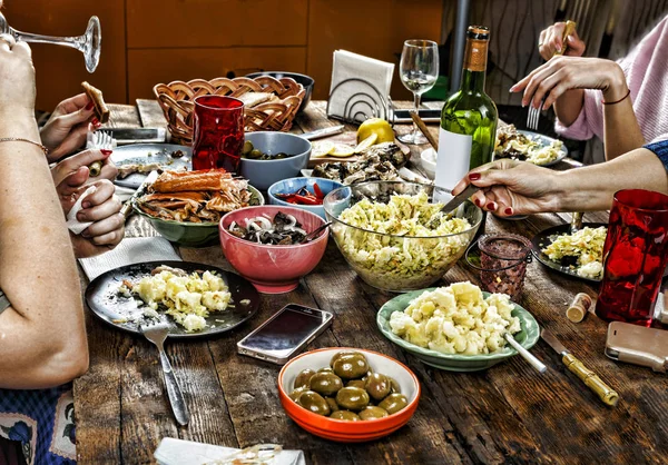 Οικογενειακό Τραπέζι Για Φαγητό Πάσχα Διάφορα Σνακ Και Κρασί Πάσχα — Φωτογραφία Αρχείου