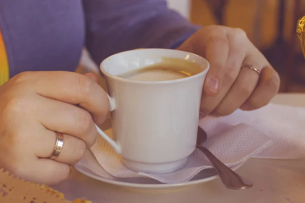 Junges Mädchen Trinkt Kaffee Café Nahaufnahme Der Hände Mit Kaffeetassen — Stockfoto