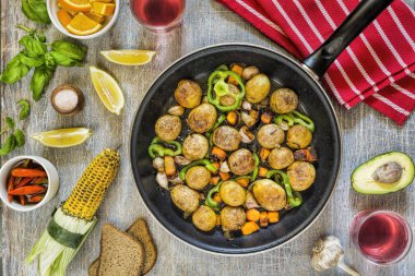 Yemek masası, vejetaryen yemek, kırmızı şarap, lezzetli öğle yemeği