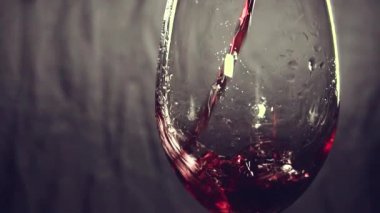 ağır çekim, dökme şarap, cam, koyu arka plan