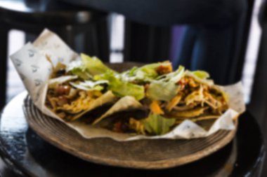 Arka plan resmi, bulanıklık, bar, yiyecek ve modern kentin alkol dostu yemekte. Köpüklü şarap ve Taco.