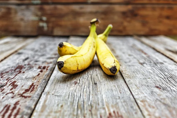 健康食品 一些在木质背景上的香蕉 天然食品 — 图库照片