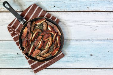 Kavrulmuş tavuk budu ile fırında patates