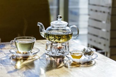 çay töreni. taze bitki çayı masaya bal ile. sabah kahvaltı. Modern café