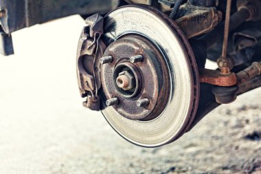 Sırasında lastik lastikleri olmayan arabayı değiştirmek. Lastik fitting.car tamircisi