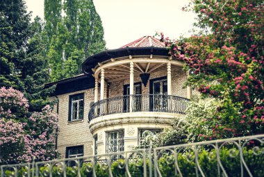 Eski Konak sahilde bir çiçek açması Lila tarafından çevrili. Sarayı. Yazlık ev