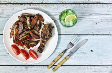 yemek masası. kızarmış tavuk patates ve ferahlatıcı bir mojito. üstten görünüm. kopya alanı. açık yemek