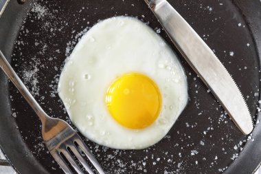 Yakın çekim yumurta tuz ve biber ile fryin tavada kızarmış. üstten görünüm