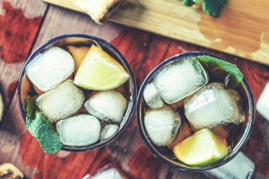 ROM buz kokteyl. Cuba libre kokteyl cam. Üstten görünüm