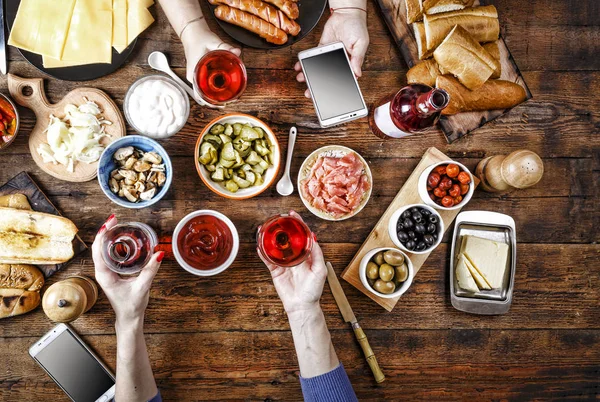 Mesa Jantar Vários Lanches Vinho Salmão Azeitonas Salsichas Grelhadas Pães — Fotografia de Stock