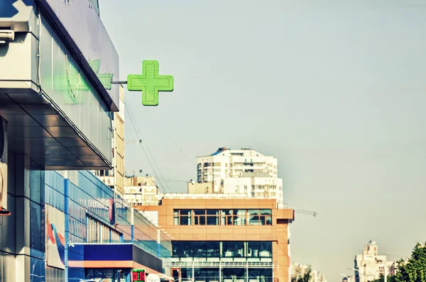 緑十字薬局の近代的な都市の建物に医療 クロスの緑色の Led — ストック写真