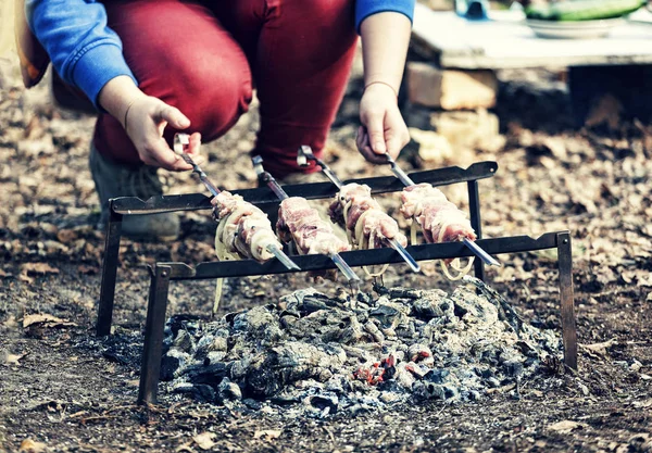 Homme Cuisinant Kebab Shish Mariné Extérieur Barbecue Pour Dîner Famille — Photo