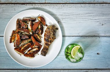 yemek masası. kızarmış tavuk patates ve ferahlatıcı bir mojito. üstten görünüm. kopya alanı. açık düz yemek şık set üstten görünüm yatıyordu. kopya alanı.