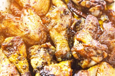 Izgara. Yakın çekim tavuk Barbekü sosu, yemeye hazır bacaklarda ızgara. Konsept: açık hava, gıda dışı kapılar.