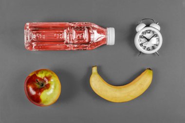 Okul gıda kavramı. Okul Aperatif gri arka plan, üstten görünüm, düz lay ile kopya alanı kümesi