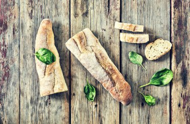 iştah açıcı ciabatta ve fesleğen ahşap bir masa üzerinde. rustik tarzı. Bir bruschette için adet dilimlenmiş. üstten görünüm. kopya alanı