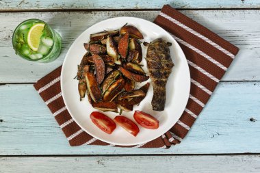 kızarmış tavuk patates ve ahşap arka plan üzerinde serinletici bir mojito. yemek masası. üstten görünüm. kopya alanı. açık yemek