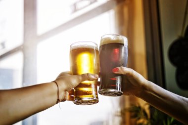 alkol. iki adam alkış ve prangalara bardak bira içme ve işten sonra açık kızartma. Octoberfest, parti,