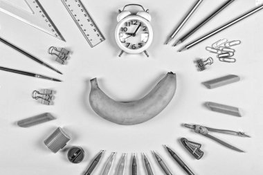 siyah ve beyaz. Geri okul kavramı. minimalizm. Okul Aperatif muz ve okul malzemeleri. Düz lay şık üstten görünüm ayarlayın. kopya alanı.