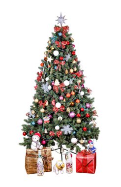 Altın ve Kırmızı patchwork süsler, yapay bir yıldız, toplar, hediyeler, kalpler, beyaz bir arka plan üzerinde izole yeni yıl için şampanya hediyeler ile renkli topları ile Noel ağacı dekore edilmiş