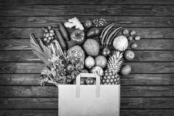 Blanco Negro Productos Útiles Color Verde Bolsa Papel Con Varios —  Fotos de Stock