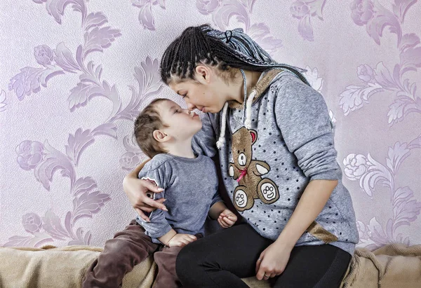 Happy Dark Skinned Cute Mother Child Boy Play Together Indoors — Stock Photo, Image