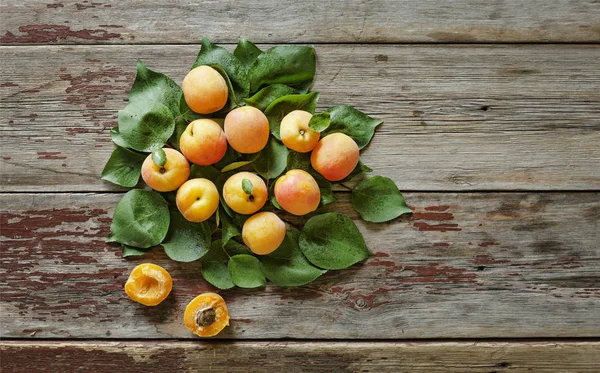 Köstliche Reife Aprikosen Auf Altem Holztisch Draufsicht Kopierraum — Stockfoto