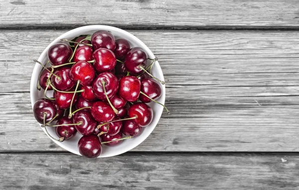 Čerstvé Zahradní Cherry Misce Dřevěný Stůl Rustikální Styl Zdravé Jídlo — Stock fotografie
