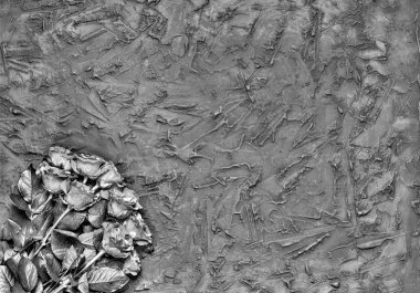 siyah ve beyaz. Güzel gül siyah bir taş zemin üzerine. Konsept: Sevgililer günü, kutlama, tebrik kartı, aşk. Düz yatıyordu, en iyi görünümü,