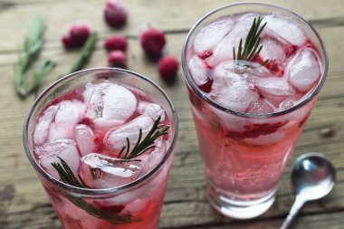 alkol. geleneksel yaz yenileme berry mojito içer. Limon, nane yaprağı, böğürtlen, ahududu eski rustik ahşap masa üzerinde. Kopya alanı, üstten görünüm