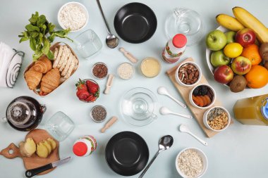 Sağlıklı kahvaltı yulaf gevreği, meyve ve yoğurt. diyet ürünleri, üstten görünüm, sağlıklı yaşam tarzı