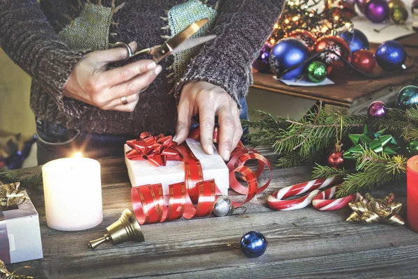 Preparándose Para Navidad Persona Está Preparando Regalos Año Nuevo Para —  Fotos de Stock