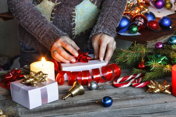 Año Nuevo 2019 Mujer Prepara Los Regalos Año Nuevo Interior —  Fotos de Stock