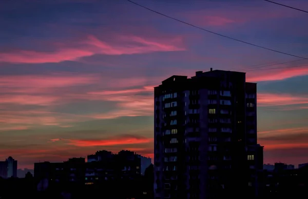 近代的な都市の上空で紫色の塗料と美しい夕日 — ストック写真