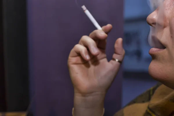 Концепция Бросить Курить Женщина Курит Сигарету Сигаретный Дым Распространяется Мелкая — стоковое фото