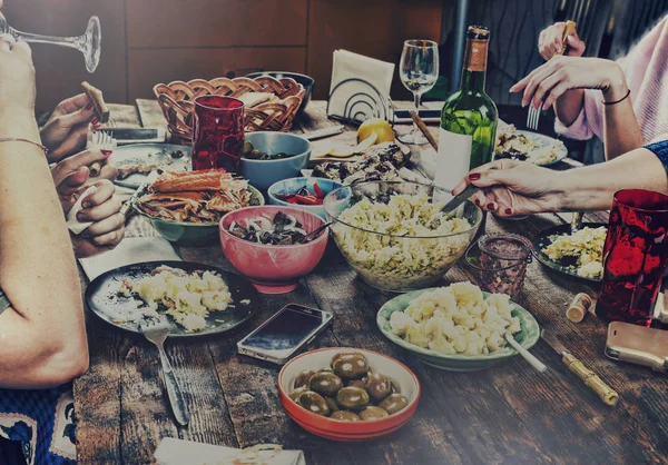 Jídelní Rodinný Stůl Velikonoce Různé Občerstvení Velikonoce Víno — Stock fotografie