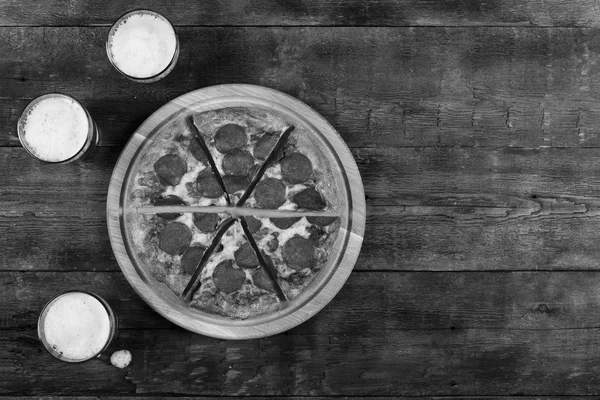 Pfefferoni Pizza Und Bierpillen Auf Einem Holztisch Pub Draufsicht Rustikaler — Stockfoto
