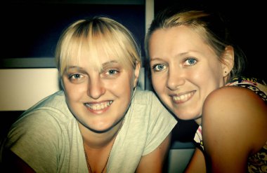 Neşeli bir ruh hali içinde iki mutlu kız