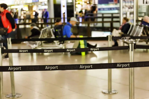 Περιοριστικά Ταινία Τον Έλεγχο Διαβατηρίων Στην Αίθουσα Αναμονής Αεροδρομίου — Φωτογραφία Αρχείου