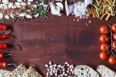 Organik gıda çerçevesinde. Siyah fasulye taze çiğ sebze. Ahşap bir kara tahta. Kahvaltı menüsü gıda çerçeve bir kopya alanı ile. üstten görünüm,