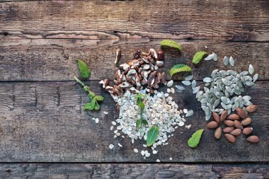 Sağlıklı gıda, yulaf ezmesi, fındık, ahşap zemin, kopya alanı, üstten görünüm keten tohumu