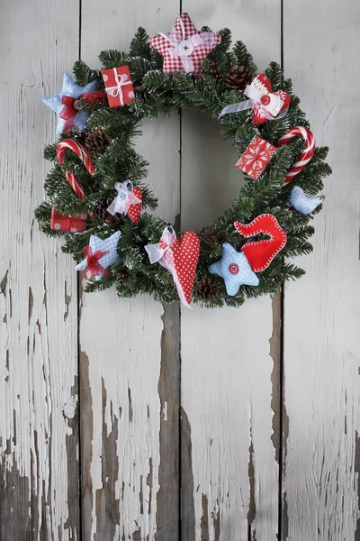 圣诞节花圈在一个古董白色木背景或在房子的门 在白色木材的圣诞卡 圣诞节模板 复制空间 — 图库照片