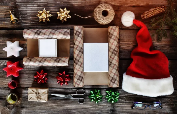 クリスマス プレゼントは 木製のテーブルに設定します コンセプト 贈り物の準備 クリスマス プレゼントします Flatlay トップ ビュー — ストック写真
