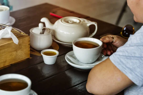 Blondine Trinkt Tee Café Nahaufnahme Kaffeepause — Stockfoto