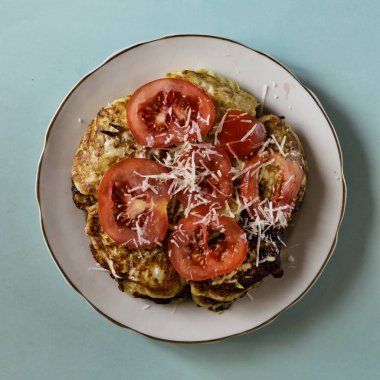 Parmesan, kabak frit ile pişmiş domates, Kahvaltı, domates