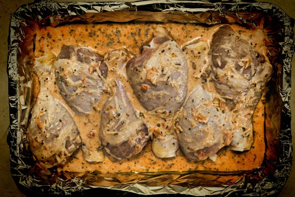 Pollo sin cocer, Piernas de pollo, Salsa de horno, vista superior — Foto de Stock