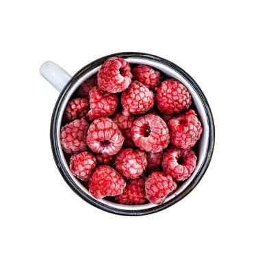 Dondurulmuş ahududu izole beyaz arka plan üzerinde beyaz bir fincan. Rustik tarzı. Üstten görünüm