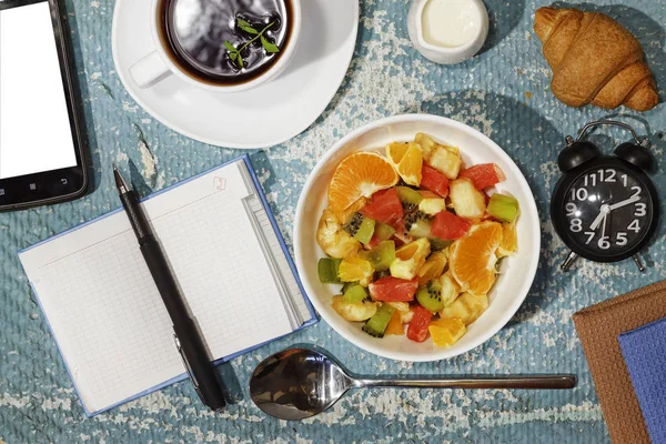 Desayuno Planificación Negocios Desayuno Saludable Dama Negocios Ensalada Frutas Croissant —  Fotos de Stock