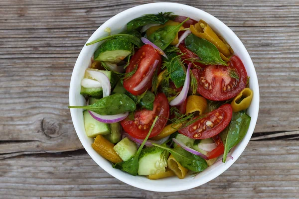 健康食品 ベジタリアン サラダ トマト キュウリ ほうれん草などの野菜からサラダ トップ ビュー — ストック写真