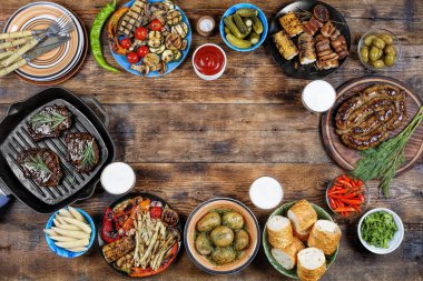 Anma günü şerefine Amerika Birleşik Devletleri'nde veya öğle yemeği hafta sonu açık havada barbekü piknik. Kızarmış biftek, ızgara sebze, patates, Mısır, soslar ve bira